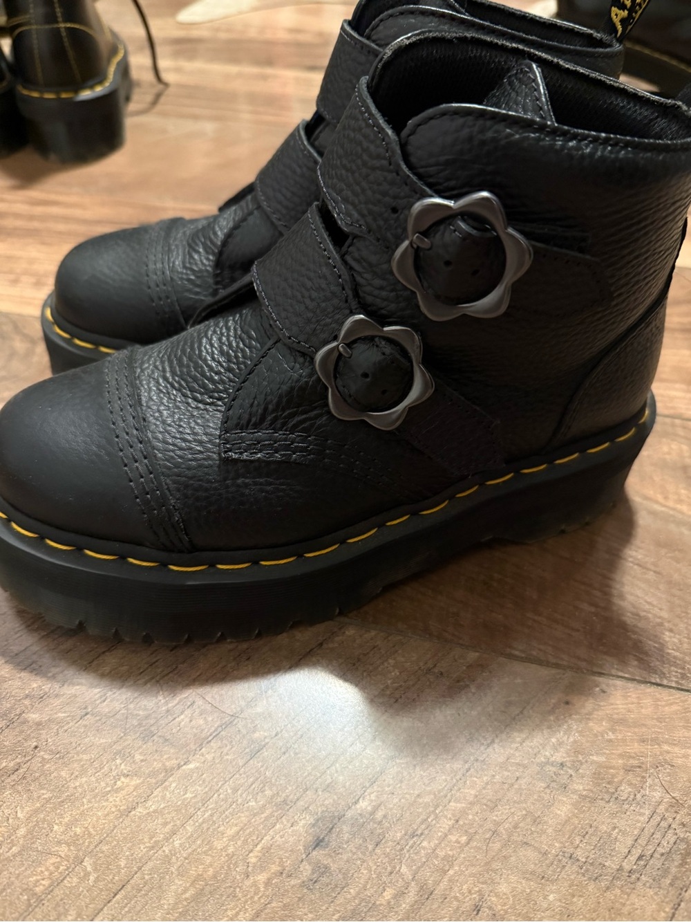 Dr Martens Devon Flower Platform boots